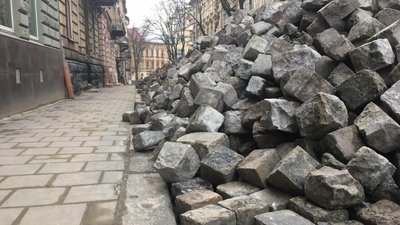 Монтаж трамвайних колій та замощення бруківки: ремонт вулиці Бандери у Львові Монтаж трамвайних колій та замощення бруківки: ремонт вулиці Бандери у Львові