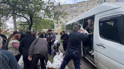Дніпровські волонтери передали 100 продуктових наборів та евакуювали 20 людей з міста на Донеччині