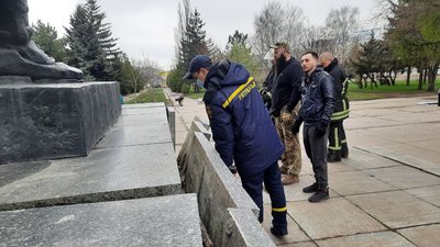 У Кропивницькому поліція не дозволила декомунізувати напис на пам'ятнику У Кропивницькому поліція не дозволила декомунізувати напис на пам'ятнику