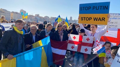 "Закрийте небо над Україною!" Художник з Кропивницького влаштовує маніфестації у Франції "Закрийте небо над Україною!" Художник з Кропивницького влаштовує маніфестації у Франції