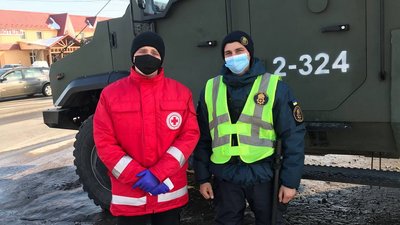 Слухають лекції та міряють температуру. Як на блокпостах працюють прикарпатські студенти