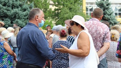 Жителі Новотроїцького на Херсонщині вийшли на акцію протесту — вимагали не підвищувати тарифи Жителі Новотроїцького на Херсонщині вийшли на акцію протесту — вимагали не підвищувати тарифи