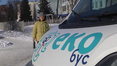 Хмельничанка Марина принесла на утилізацію мастила від генератора. Хмельничанка Марина принесла на утилізацію мастила від генератора.