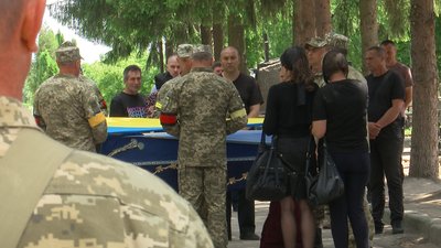 У Сумах поховали офіцера-прикордонника Сумського загону Олександра Кузьменка У Сумах поховали офіцера-прикордонника Сумського загону Олександра Кузьменка
