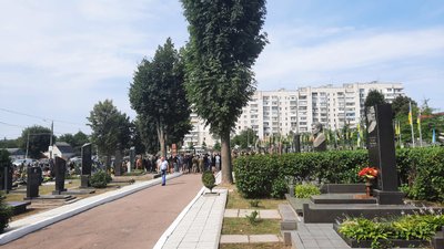 Покинув все і пішов на фронт добровольцем – у Житомирі попрощалися із загиблим військовим Віктором Перепелицею Покинув все і пішов на фронт добровольцем – у Житомирі попрощалися із загиблим військовим Віктором Перепелицею