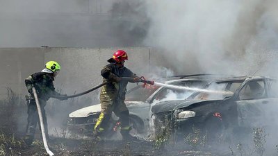У Дарницькому районі Києва на парковці загорілись кілька автомобілів