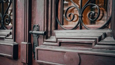Віконце відчиняється в обидва боки Віконце відчиняється в обидва боки