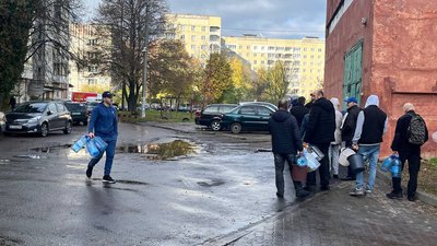 Черга жителів за водою