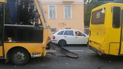 У центрі Одеси зіткнулися дві маршрутки та легковик: п'ятьох людей госпіталізували