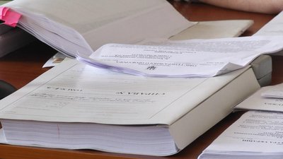 Розгляд справи щодо розстрлів "майданівців" під стінами обласного СБУ 19 лютого 2014 року продовжать у середині серпня. Фото: Суспільне. Поділля. Розгляд справи щодо розстрлів "майданівців" під стінами обласного СБУ 19 лютого 2014 року продовжать у середині серпня. Фото: Суспільне. Поділля.