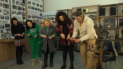 Працівники Суспільне Житомир долучилися до прядіння конопляної "Нитки єдності"