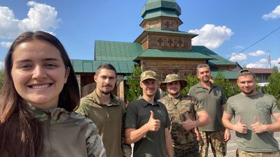 Ірина Драгущак з побратимами Ірина Драгущак з побратимами