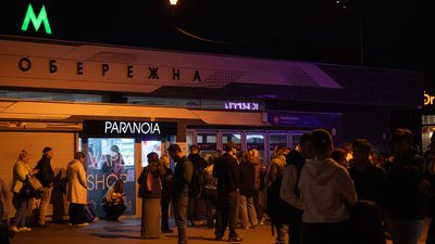 Вхід до станції метро Лівобережна