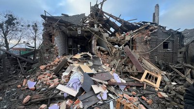 Зруйнований будинок у Лужку