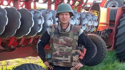 У бронежилетах та касках: як на Харківщині аграрії збирають врожай
