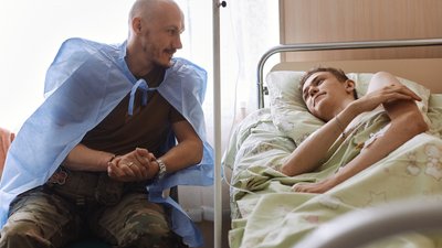 Військовий провідав у лікарні підлітка, якому врятував життя після обстрілу