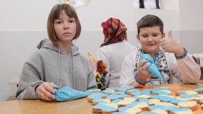 У Чернівцях у їдальні школи №4 випікали великодні паски для військових ЗСУ У Чернівцях у їдальні школи №4 випікали великодні паски для військових ЗСУ