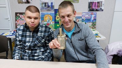 У Кропивницькому діти з інвалідністю роблять окопні свічки для захисників У Кропивницькому діти з інвалідністю роблять окопні свічки для захисників