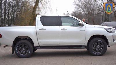 Громада Броварів передала військовим пів сотні дронів і автомобіль Громада Броварів передала військовим пів сотні дронів і автомобіль