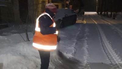 У Житомирі до прибирання вулиць від снігу залучили понад 400 осіб У Житомирі до прибирання вулиць від снігу залучили понад 400 осіб