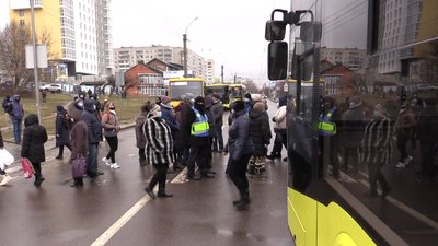 Конфлікт щодо COVID-відділення у львівській поліклініці. Люди перекривали дорогу
