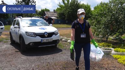 На Луганщині люди з прифронтового селища отримали благодійну допомогу На Луганщині люди з прифронтового селища отримали благодійну допомогу