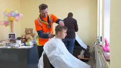 Є бажання допомагати: на Черкащині відкрили безплатну перукарню для евакуйованих