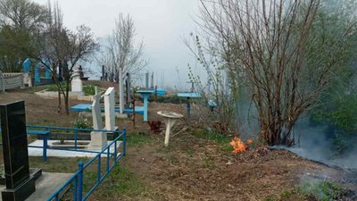 На Донеччині через спалювання трави загорілось кладовище