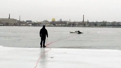 У Дніпрі надзвичайники врятували жінку, яка провалилась під кригу