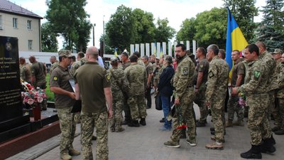 "Був справжнім, достойним командиром". У Сумах поховали військового Олександра Масюка "Був справжнім, достойним командиром". У Сумах поховали військового Олександра Масюка