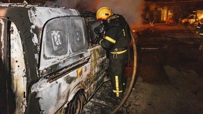 рятувальник гасить автомобіль рятувальник гасить автомобіль