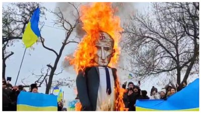 У Мелітополі містяни щодня виходять на мітинги проти окупаційних військ РФ У Мелітополі містяни щодня виходять на мітинги проти окупаційних військ РФ