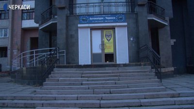 Волонтери у Черкасах три роки без світла плетуть сітки для військових