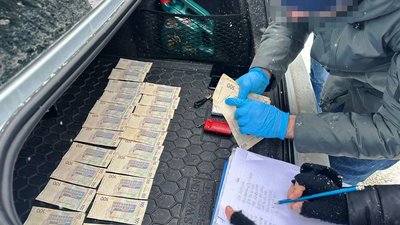 35 тисяч гривень за допомогу: на Вінниччині на хабарі затримали державного посадовця