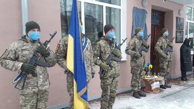 “Залишається лише сумувати”. У Сумах відкрили пам’ятну дошку загиблому на сході Євгену Коростельову