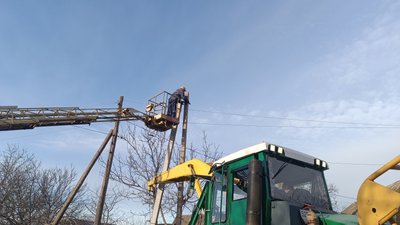 "Сиділи в холоді, навіть не роззувалася". Як село на Миколаївщині повертається до життя після бойових дій