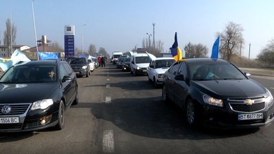 На адмінмежі з Кримом день супротиву окупації відзначили автопробігом та підняттям прапорів На адмінмежі з Кримом день супротиву окупації відзначили автопробігом та підняттям прапорів