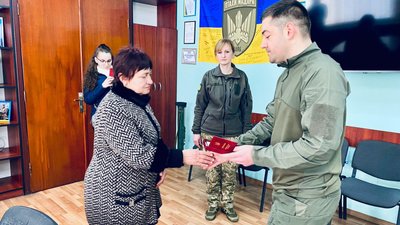 У Мукачеві вручили державні нагороди сім’ям загиблих військових У Мукачеві вручили державні нагороди сім’ям загиблих військових