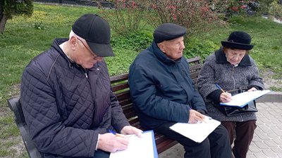 У Тернополі збирають підписи проти оренди Почаївської лаври московським патріархатом У Тернополі збирають підписи проти оренди Почаївської лаври московським патріархатом