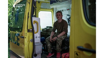 "Медикам нити не можна. В окопах ще гірше" — історії лікарів Донбасу