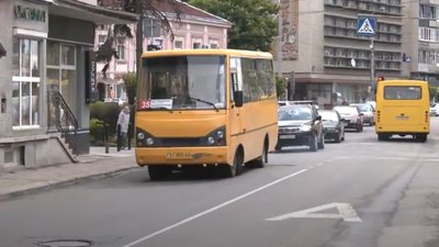Не мають грошей на бензин: 40% автобусів франківських приватних перевізників не виїхали на маршрути