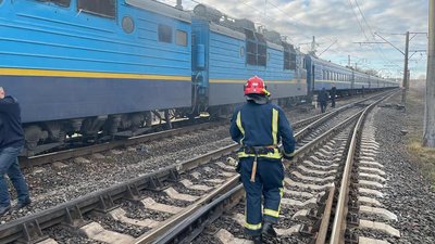 На Рівненщині загорівся агрегат локомотива. Пасажирів потяга евакуювали На Рівненщині загорівся агрегат локомотива. Пасажирів потяга евакуювали