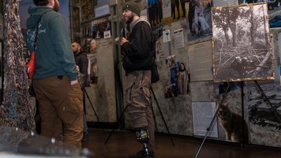 "Бунтівні серця". У Дніпрі доброволець представив виставку фото бойових буднів "Бунтівні серця". У Дніпрі доброволець представив виставку фото бойових буднів