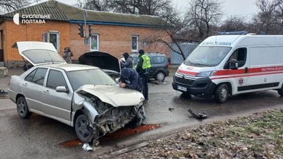 У Полтаві зіткнулися чотири автівки: рух транспорту обмежений У Полтаві зіткнулися чотири автівки: рух транспорту обмежений