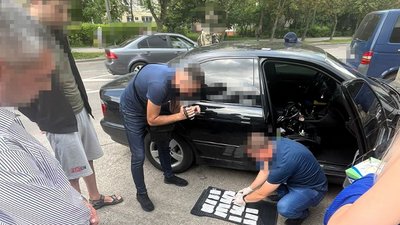 Четверо львів'ян продавали таблетки із наркотичним вмістом — прокуратура