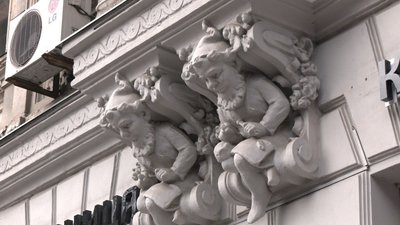 У Дніпрі руйнується фасад історичного будинку з гномами. Як можна зберегти пам`ятку У Дніпрі руйнується фасад історичного будинку з гномами. Як можна зберегти пам`ятку