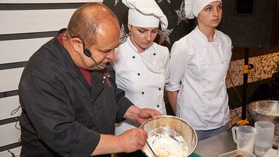 "А на десерт — буряк та вареники з чорносливом". Досліджуємо галицьку кухню з кулінаром Тарасом Пожаром "А на десерт — буряк та вареники з чорносливом". Досліджуємо галицьку кухню з кулінаром Тарасом Пожаром