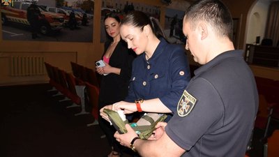 Кропивничанка передала аптечки та наколінники піротехнікам, які розміновують українські землі від російських ракет Кропивничанка передала аптечки та наколінники піротехнікам, які розміновують українські землі від російських ракет
