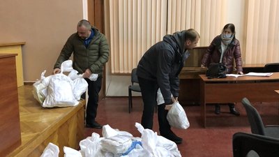 Документи починають вантажити в автомобіль