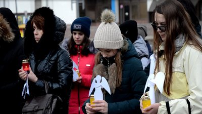 Тернополяни пом'янули Героїв Небесної Сотні. Відбулася акція "Ангели пам'яті" Тернополяни пом'янули Героїв Небесної Сотні. Відбулася акція "Ангели пам'яті"
